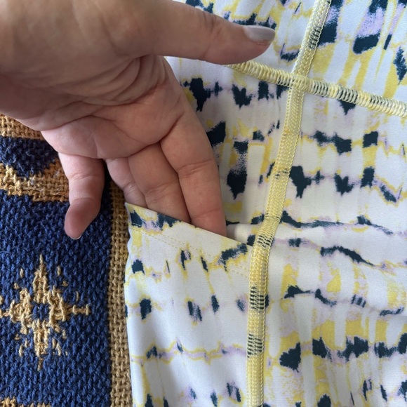 Gap Fit Compression Capris Pants For Women Color Tie Dye White/Blue Size S - Picture 4 of 6